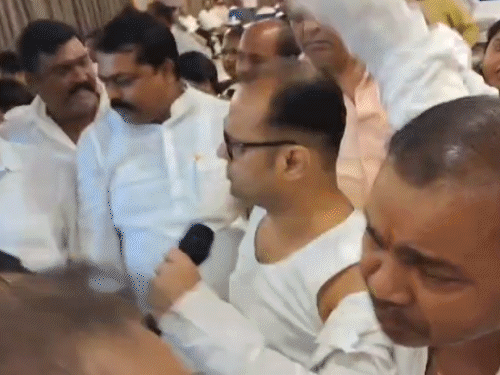 पटना नगर निगम बोर्ड की मीटिंग में फटे कुर्ते, VIDEO:मेयर समर्थक पार्षदों और विरोधियों के बीच हुआ हंगामा; जमकर हुई नारेबाजी