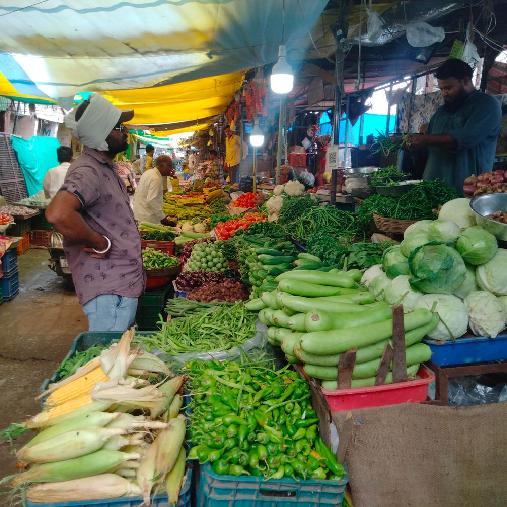 हरदा में बारिश से सब्जियां महंगी हुईं:आवक घटी तो भाव दोगुने हुए, टमाटर-लौकी 80 और मिर्च 120 रुपए किलो मिल रही