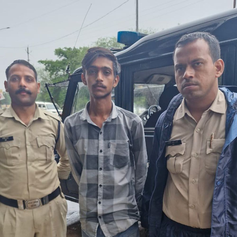 महादेवा फायरिंग मामले में एक और गिरफ्तारी:आरोपी चंद्रप्रकाश मिश्रा को साईं कॉलोनी से पकड़ा, घटना में इस्तेमाल बाइक भी जब्त