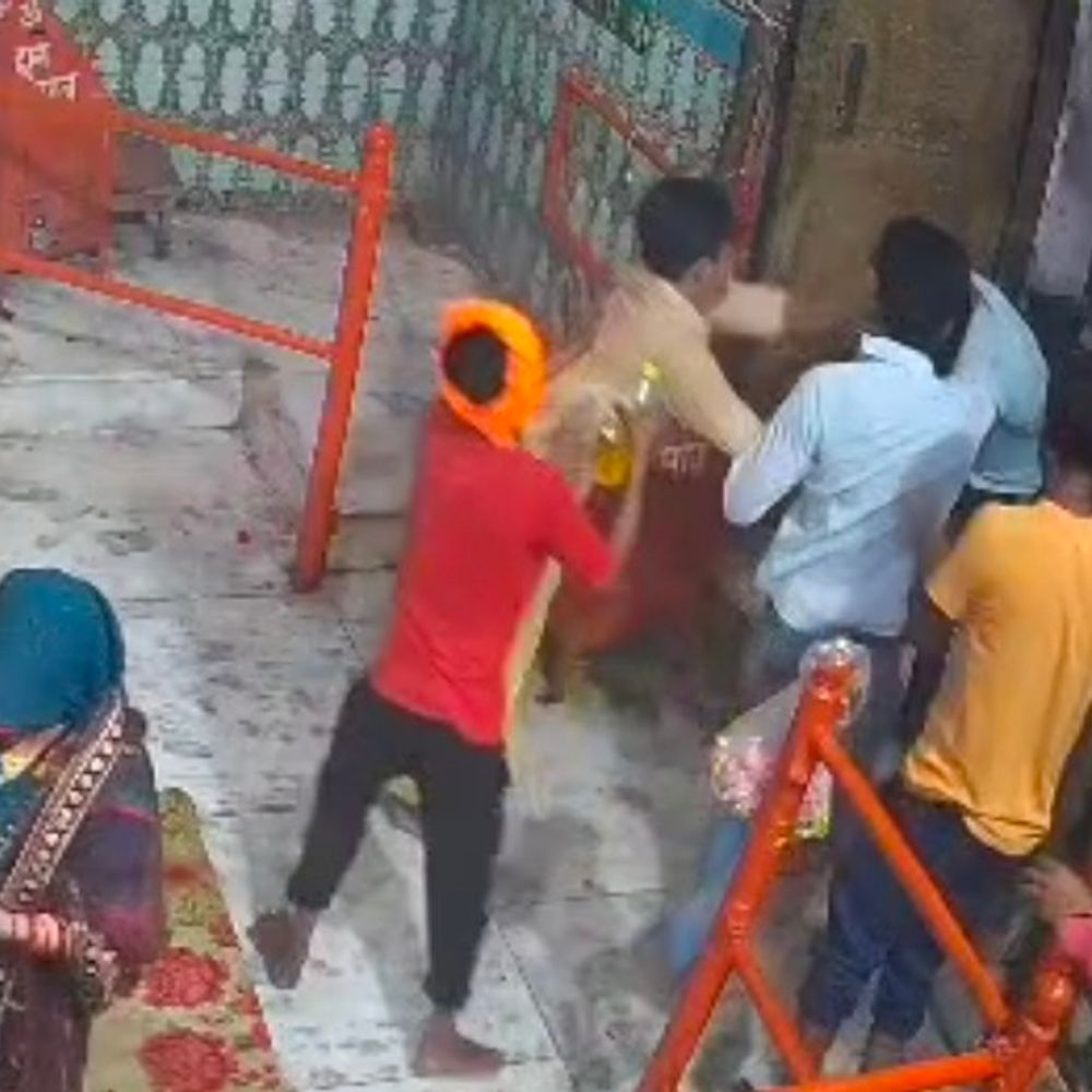लोधेश्वर मंदिर में दलित युवक से मारपीट:CCTV में दिखी घटना, दो आरोपी गिरफ्तार; SC/ST एक्ट में केस दर्ज