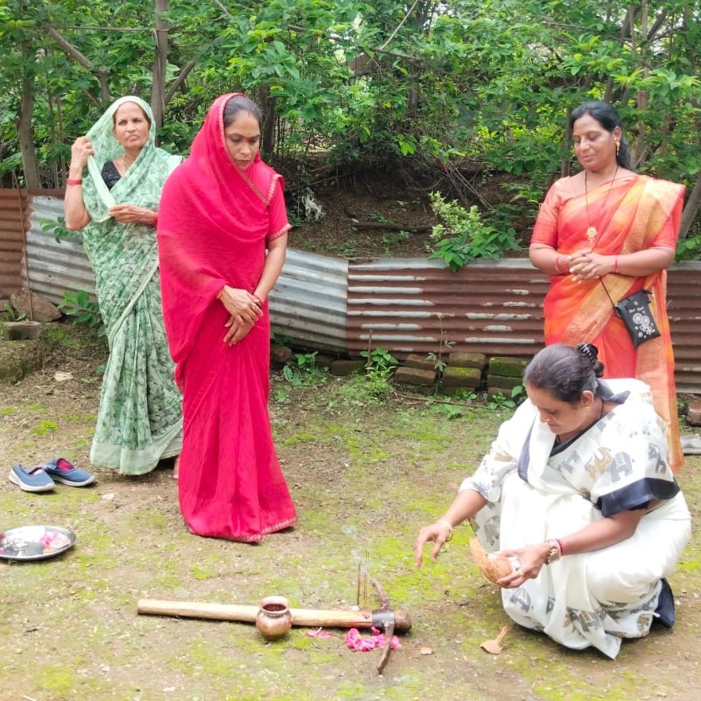नपाध्यक्ष जेठानी ने पार्षद देवरानी के वार्ड में किया भूमिपूजन:मिठाई खिलाकर दी बधाई; नेपानगर में पांच परिवारों को मिला पीएम आवास
