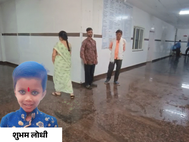 खेलते-खेलते खुले गटर में गिरा 6 साल का बच्चा, मौत:परिजनों ने 3 घंटे बाद निकाला, अस्पताल में तोड़ा दम; पड़ोसी पर लापरवाही का आरोप