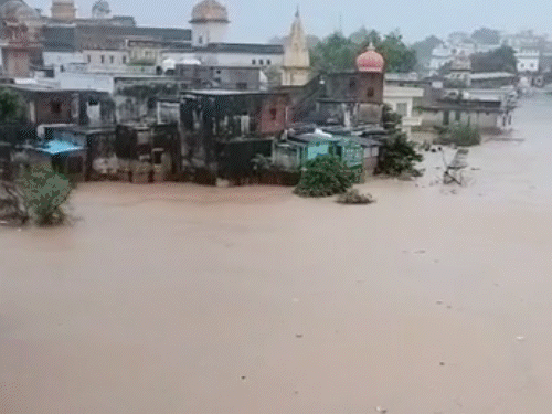यूपी में हर शहर पानी-पानी, VIDEO:चित्रकूट में घर डूबे सड़कों पर चली नाव, लखनऊ में 4 फीट तक भरा पानी
