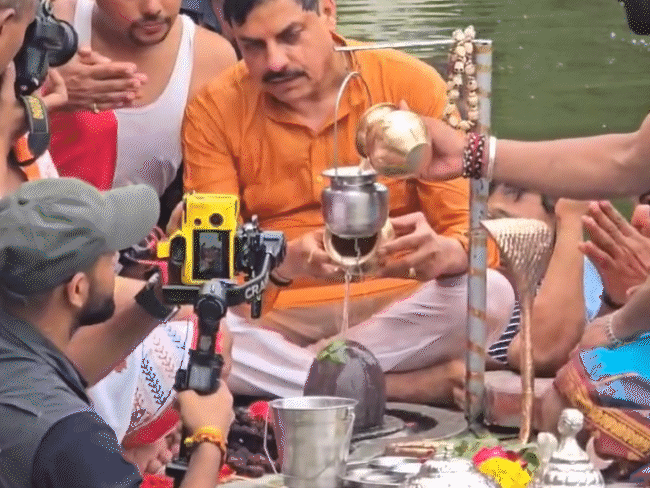 सीएम डॉ. मोहन यादव ने नरसिंह घाट पर लगाई डुबकी:तैराकों को पीछे छोड़ शिप्रा नदी में तैरे मुख्यमंत्री, कहा-पर्यटकों के लिए बना रहे नई बिल्डिंग