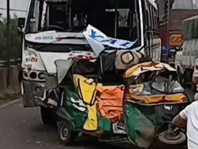 इंदौर रोड पर बस-ऑटो की भिड़ंत:शनि मंदिर ब्रिज पर हादसे में ऑटो चालक समेत दो की मौत, बस चालक फरार