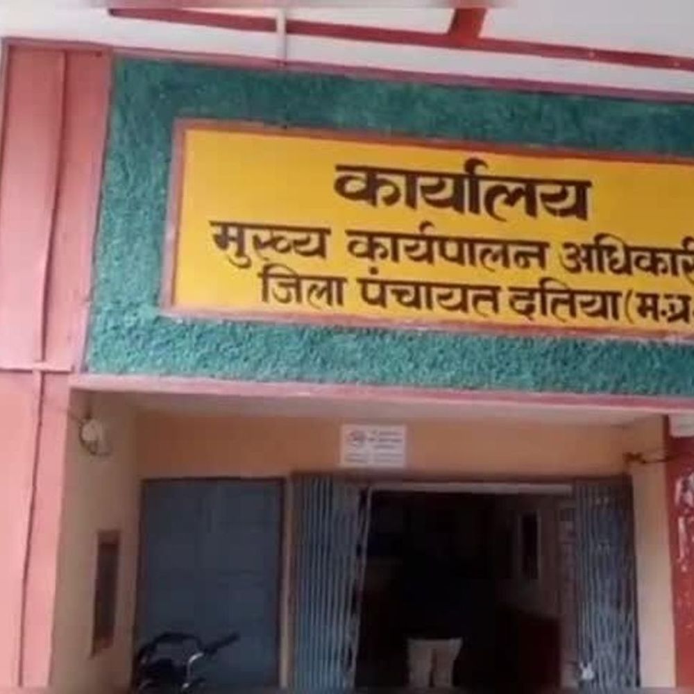 दतिया में निर्माण में गड़बड़ी और लापरवाही पर कार्रवाई:तीन अधिकारी निलंबित, उपयंत्री को नोटिस; अंबेडकर भवन में घटिया सामग्री मिली