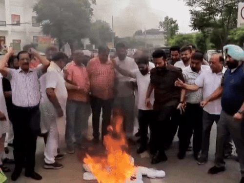 लुधियाना में भाजपा ने जलाया CM मान का पुतला:प्रधान धीमान बोले-भगवंत ने घटाया पंजाबियों का मान, प्रधानमंत्री-गृह मंत्री के लिए कहे अपशब्द निंदनीय