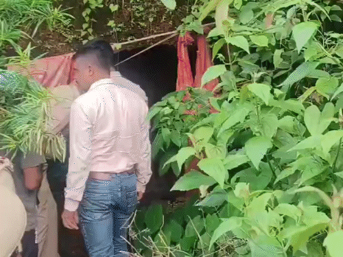 कर्नाटक की गोकर्ण गुफा से रूसी महिला का रेस्क्यू:2 बेटियां भी साथ थीं; गुफा के बाहर कपड़े लटके देखकर बचाने पहुंची पुलिस