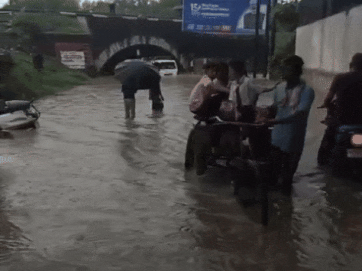 कटनी में जलभराव से स्कूली वैन फंसी:अंडरब्रिज में भरे पानी में फंसी बच्चे, स्थानीय लोगों ने रिक्शे से निकाला