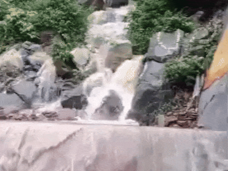 छतरपुर में 26 इंच बारिश से बाढ़ जैसे हालात:पुखराव नाले पर कच्चा रपटा बहा; शनिवार को 1लीं से 8वीं तक स्कूलों की छुट्टी