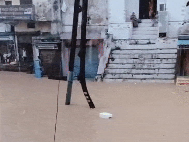 मंदाकिनी नदी में बाढ़ से चित्रकूट में जलभराव:रामघाट समेत सभी घाट डूबे, नावों से लोगों को सुरक्षित स्थानों पर पहुंचाया