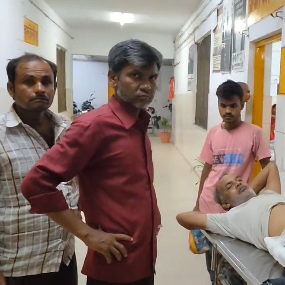 नशे में बाइक सवार ने साइकिल को मारी टक्कर:बलरामपुर में 50 वर्षीय व्यक्ति का पैर टूटा, लखनऊ रेफर
