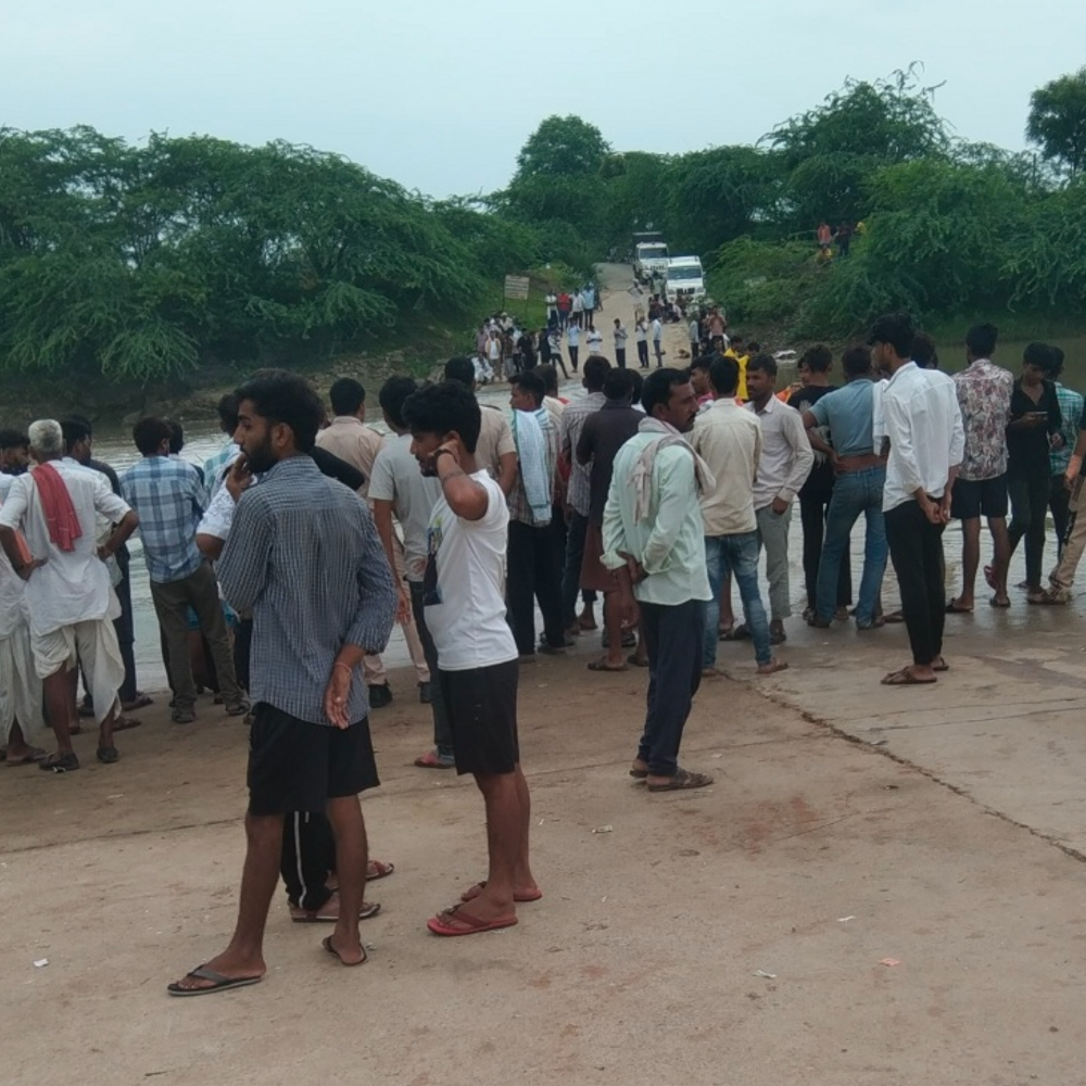 रपट पार करते समय नदी में ट्रैक्टर-ट्रॉली समेत बहा युवक:जगमोदा गांव में हुआ हादसा, 14 घंटे बाद भी पता नहीं लगा