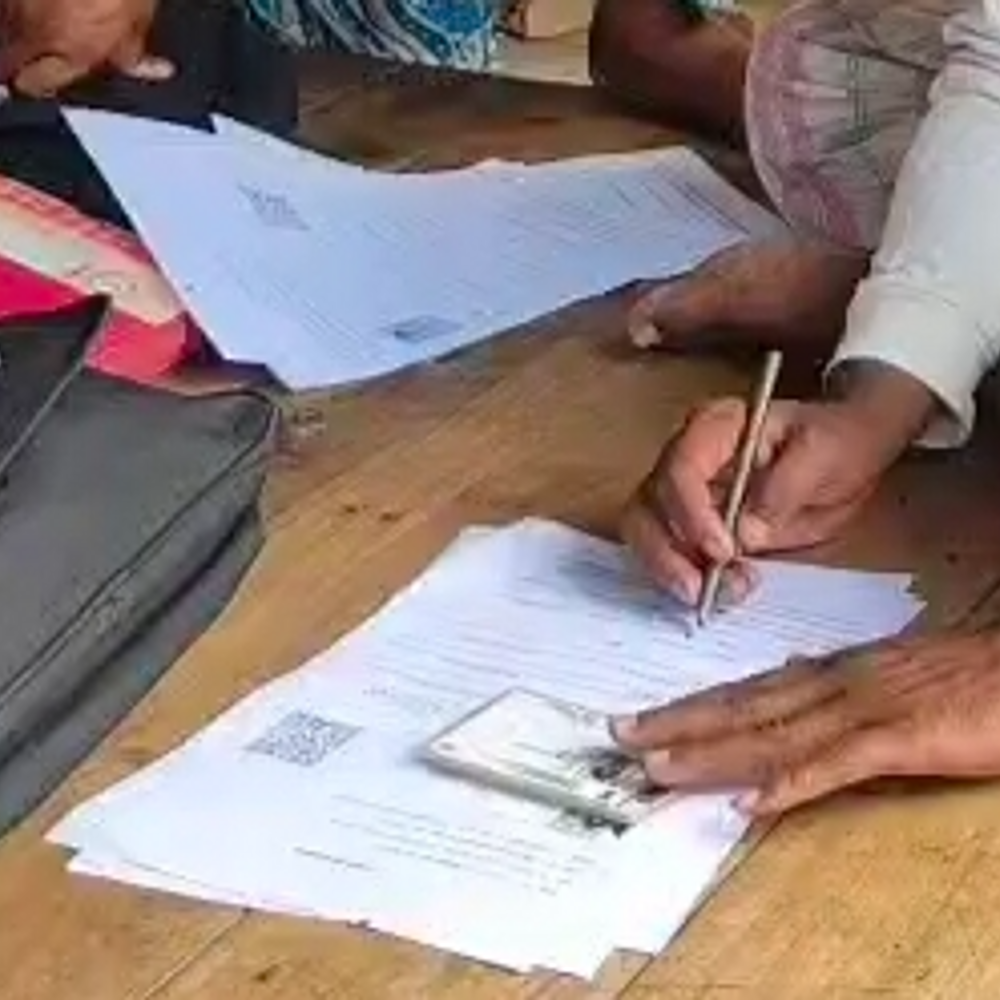 बेगूसराय में लापरवाही के आरोप में BLO सस्पेंड:BDO ने दर्ज कराई FIR, मतदाता सूची पुनरीक्षण कार्य की गलत जानकारी मीडिया को दी