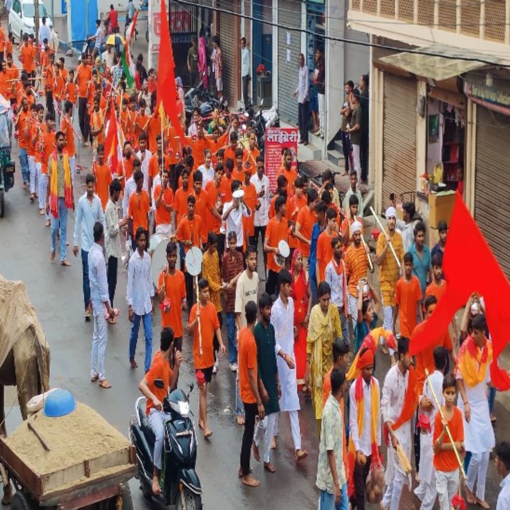 रिमझिम बारिश के बीच निकली कावड़ और कलश यात्रा:गाजे-बाजे के साथ सर्व सनातन समाज के 800 लोग हुए शामिल