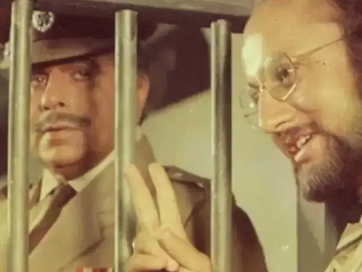 'बेटा, पठान का हाथ है, बेहोश हो जाएगा':जब फिल्म 'कर्मा' के सेट पर दिलीप कुमार ने अनुपम खेर को कही थी ये बात