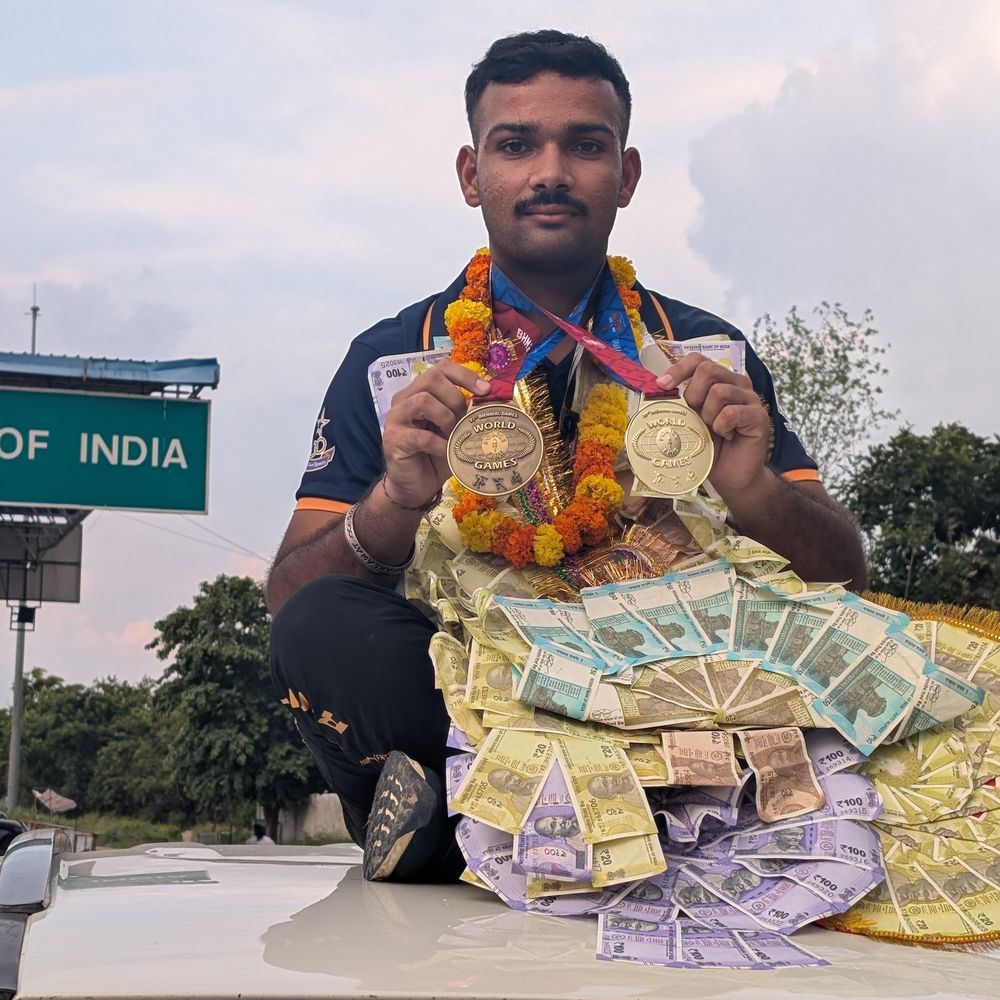 अमेरिका में मेडल जीतकर रोहतक पहुंचे गौरव:ग्रामीणों ने नोटों की मालाएं पहनाकर किया स्वागत, पुलिस एंड फायर वर्ल्डकप में गोल्ड और ब्रॉन्ज जीता