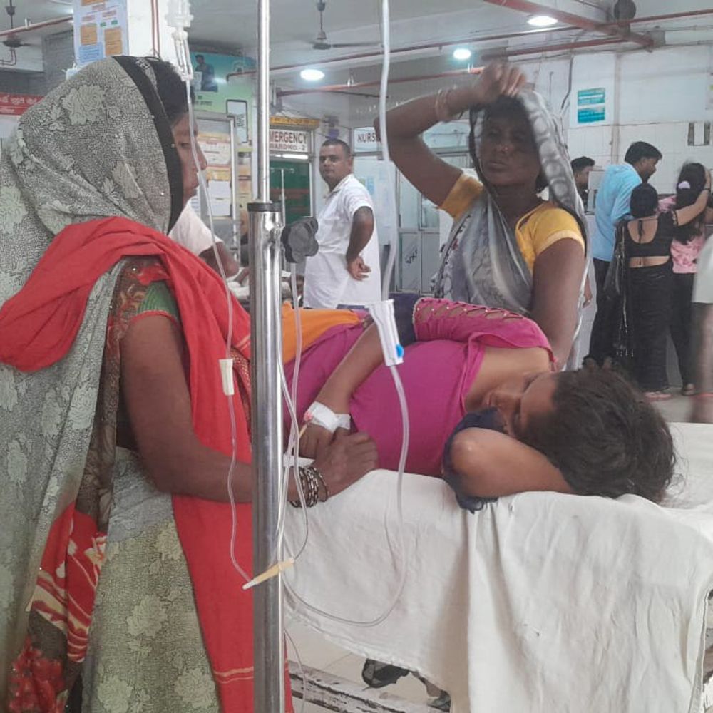 सुल्तानपुर में आकाशीय बिजली से 13 लोग झुलसे:दो अलग-अलग खेतों में काम कर रहे थे लोग, 8 की हालत गंभीर