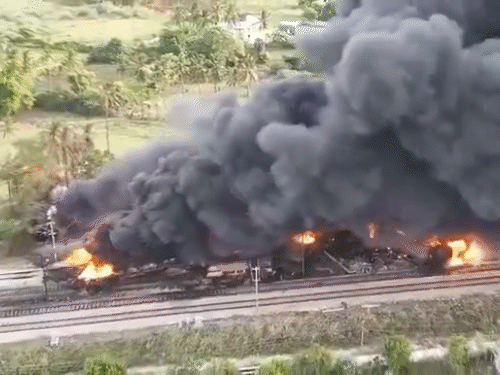 तमिलनाडु में मालगाड़ी पटरी से उतरी, 18 बोगियां जली:52 बोगियों में डीजल था, 40 अलग की गईं; तिरुवल्लूर रेलवे स्टेशन का इलाका खाली कराया