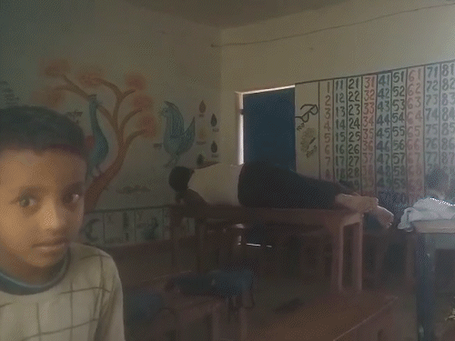 स्कूल के क्लास रूम में सो गए हेडमास्टर:बेंच पर शर्ट खोलकर नींद कर रहे थे पूरी, युवक ने वीडियो बनाकर किया वायरल
