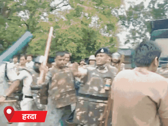 करणी सेना पर लाठीचार्ज, भोपाल समेत प्रदेशभर में चक्काजाम:हरदा में पुलिस ने कार्यकर्ताओं को आंसू गैस, वाटर कैनन से खदेड़ा; 60 लोग गिरफ्तार