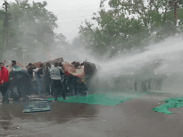 हरदा में करणी सेना पर छोड़े आंसू गैस के गोले:पुलिस ने वाटर कैनन चलाया; राष्ट्रीय अध्यक्ष जीवन सिंह शेरपुर समेत 50 गिरफ्तार