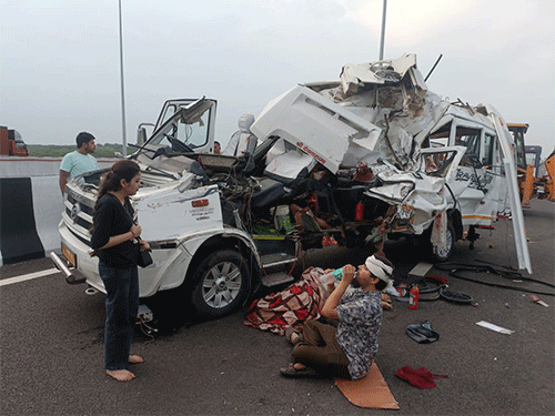 कोटा में ट्रक में घुसी मिनी बस, 4 की मौत:दिल्ली-मुंबई एक्सप्रेस-वे पर हादसा, ज्वेलर फैमिली इंदौर से सगाई फंक्शन से लौट रही थी