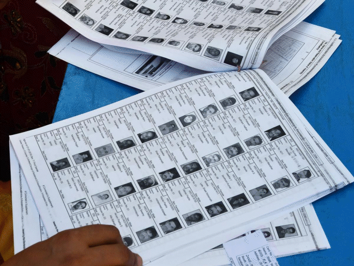 बिहार की वोटर लिस्ट में नेपाल-बांग्लादेश के लोग:चुनाव आयोग के अफसरों के हवाले से खबर, 1 अगस्त से जांच होगी; सिब्बल बोले- आयोग कठपुतली