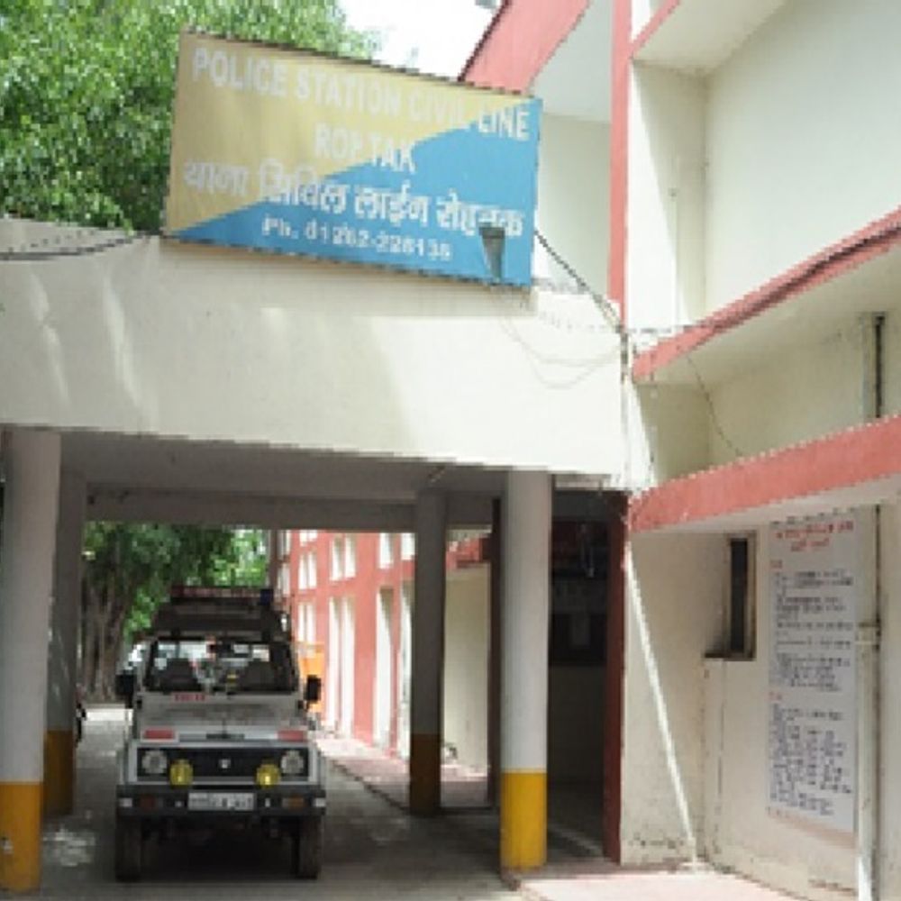 रोहतक में 3 होटलों में पुलिस की रेड:फर्जी ग्राहक बनाकर भेजा, देह-व्यापार का धंधा चलता मिला; 1 महिला और 3 युवक काबू किए