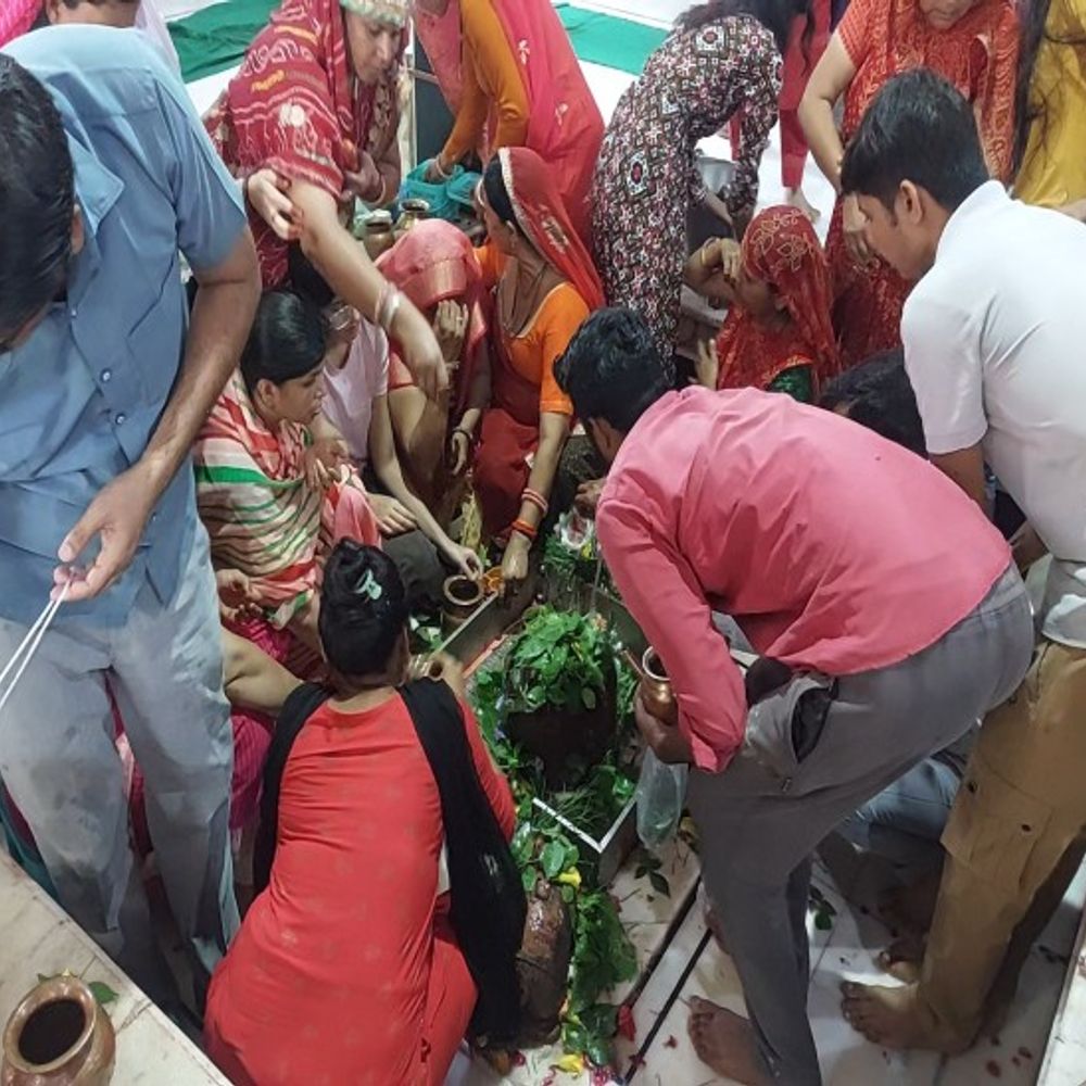 सावन सोमवार को शिव मंदिरों में भक्तों का सैलाब:सुबह 4 बजे ही नीलकंठ मंदिर पहुंचे श्रद्धालु, पंच महादेव मंदिरों में हर हर महादेव की गूंज
