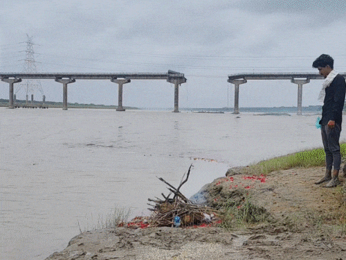 परिवार ने पुतला बनाकर दाह-संस्कार किया:गुजरात के वडोदरा में पुल टूटने से 5 गाड़ियां गिरी थीं, 18 की मौत हुई; 2 अब भी लापता