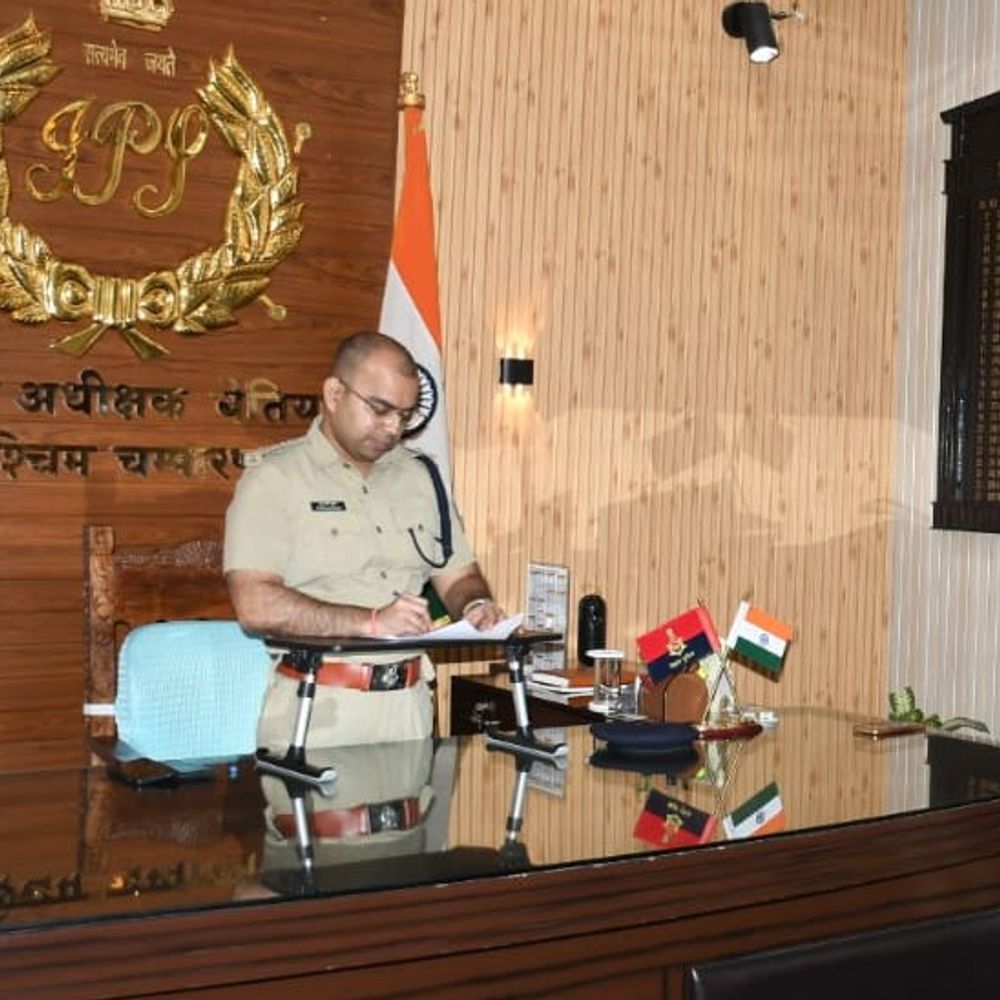 बेतिया में बैरिया थानाध्यक्ष का तबादला:अंजेश कुमार लाइन हाजिर, अनुज कुमार सिंह को मिली जिम्मेदारी