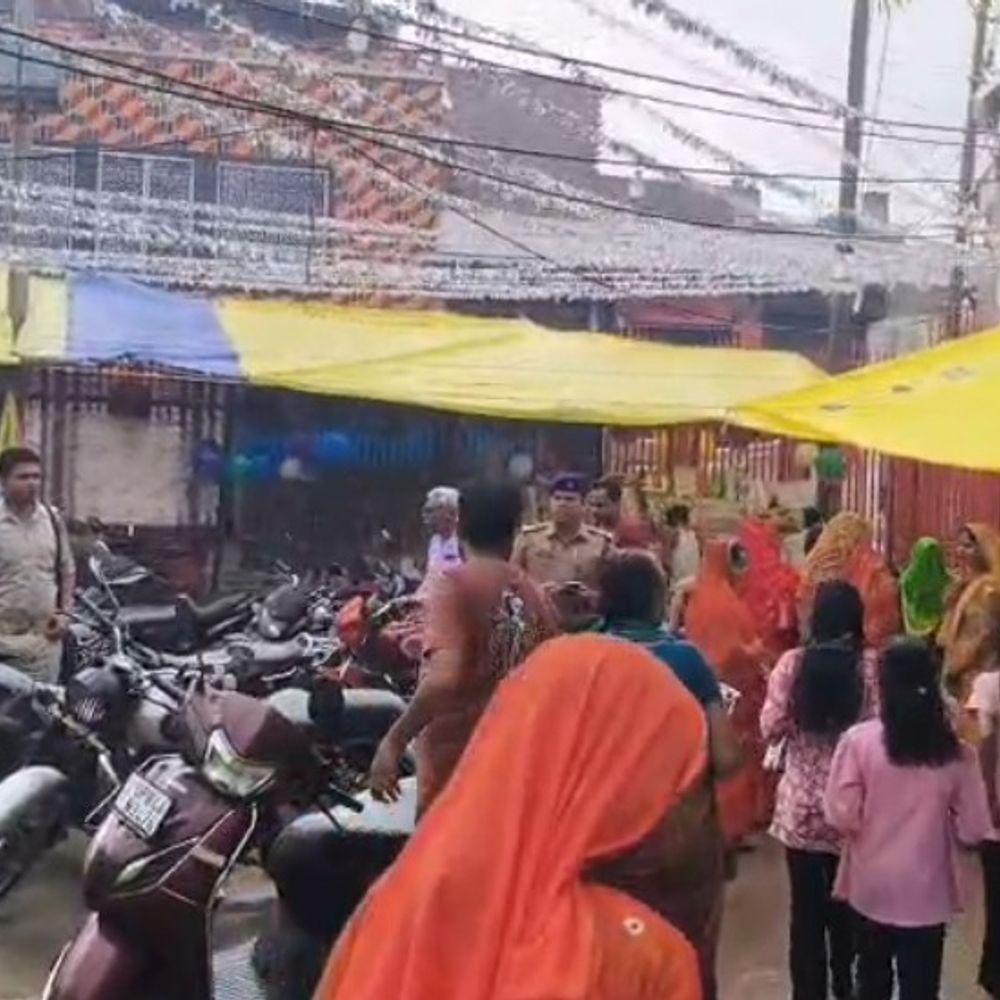 श्रावण मास का पहला सोमवार:मैनपुरी के शिवालयों में उमड़े श्रद्धालु, सुबह 4 बजे से शुरू हुई पूजा