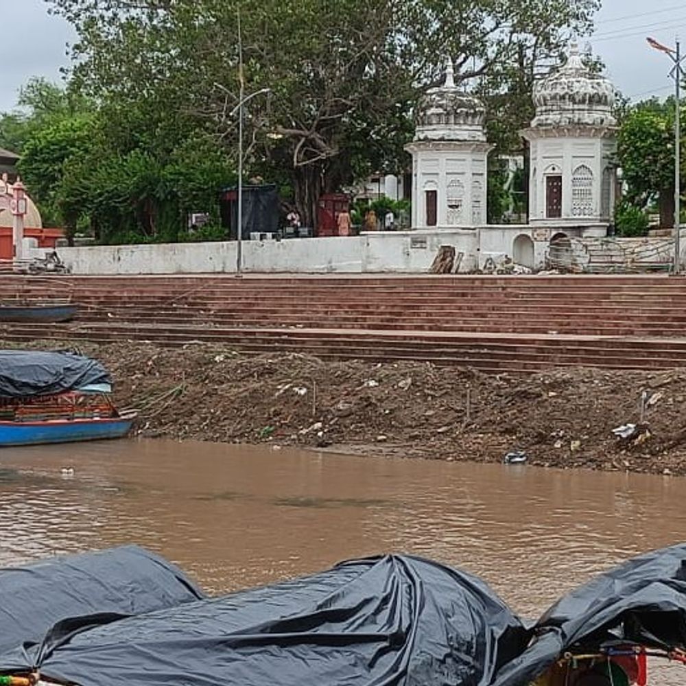 मंदाकिनी नदी की सफाई का मामला:500 ट्राली मलबा बारिश में नदी में बहा, एक महीने से किनारे पड़ा था कचरा