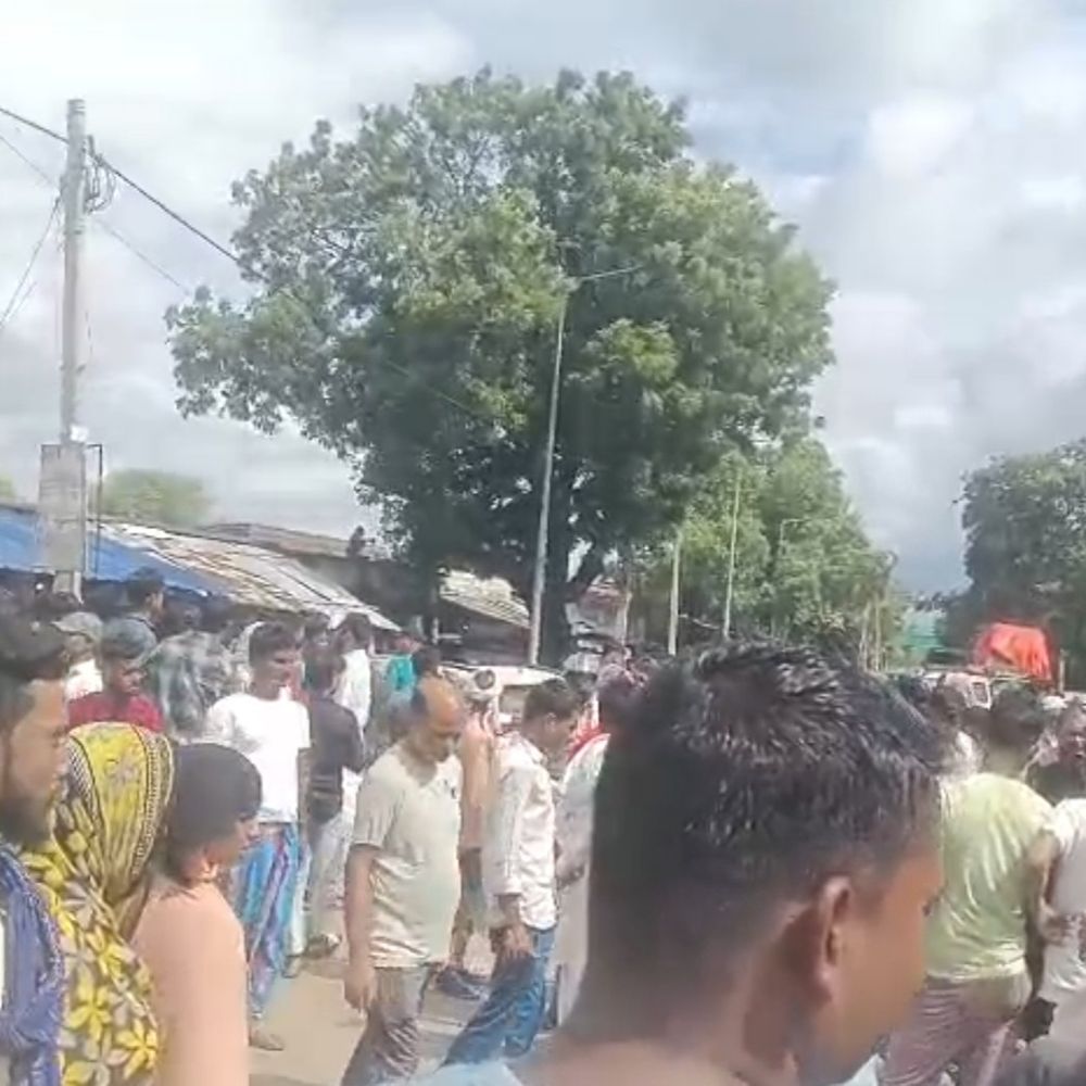 स्कूटी को टक्कर मारते चाय की दुकान में घुसी स्कॉर्पियो:बांका में दुकानदार की मौत, परिजनों ने मुआवजे की मांग को लेकर सड़क किया जाम