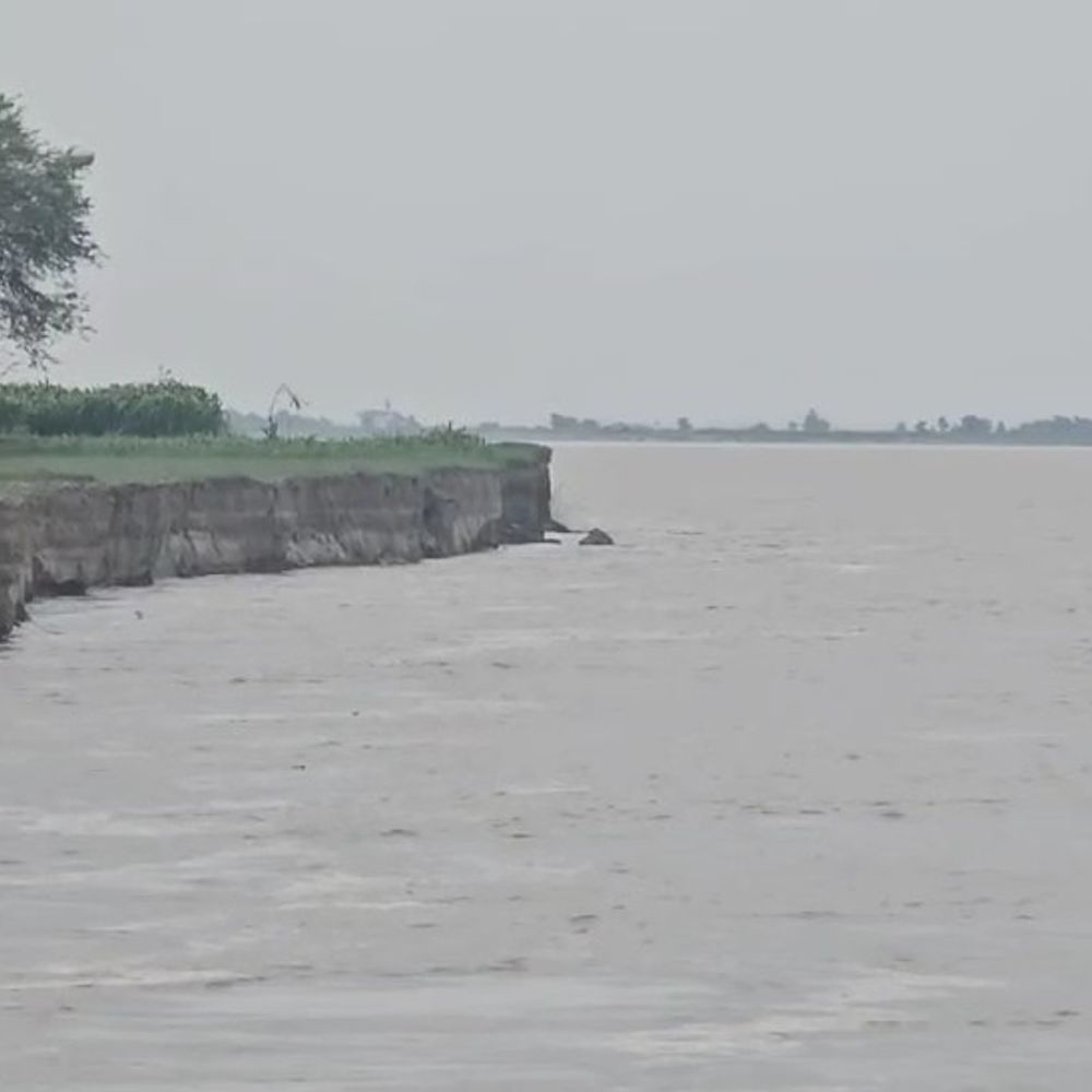 गोंडा में घाघरा नदी का तटीय इलाकों में कटान तेज:कटान को रोकने के लिए किया जा रहा ड्रेजिंग का कार्य