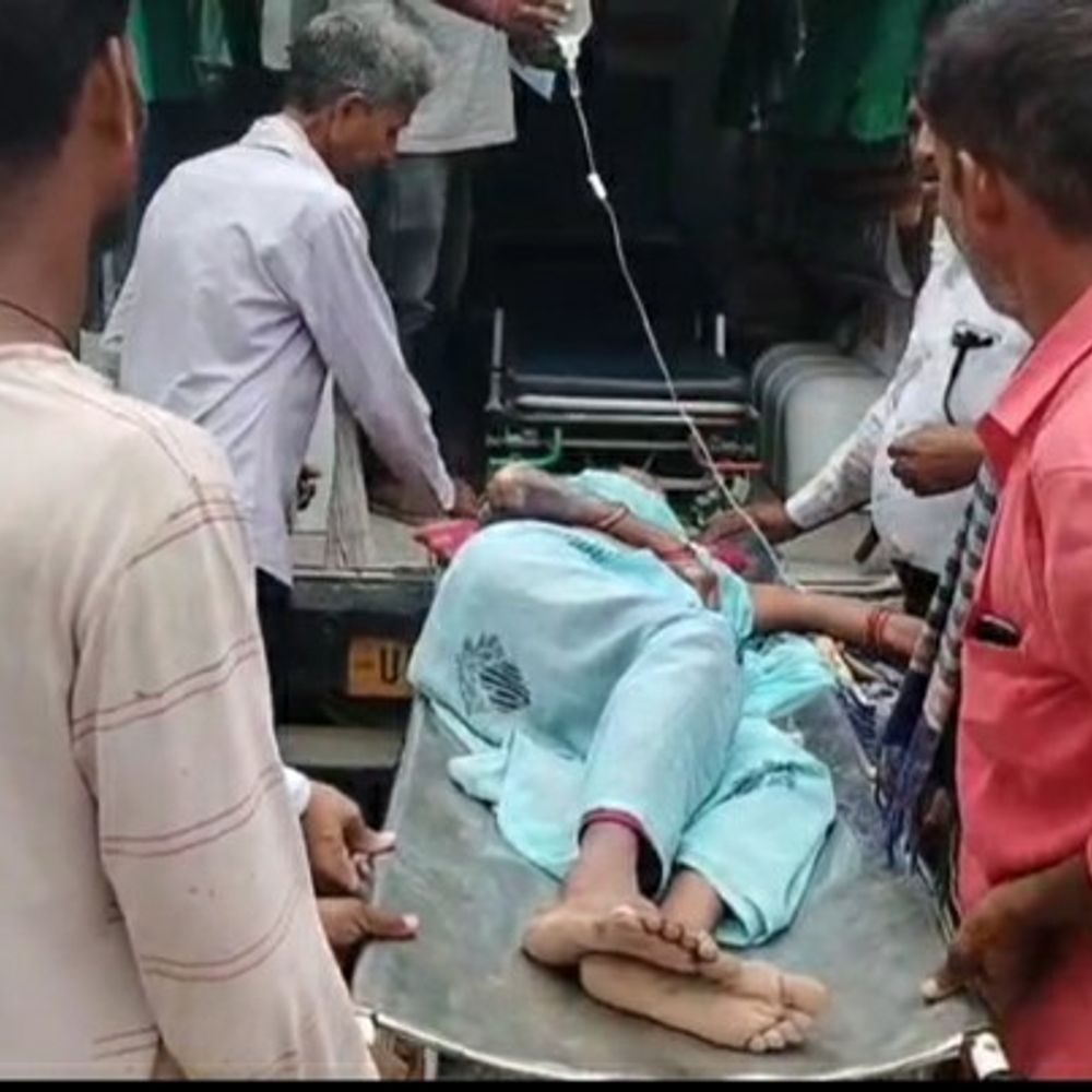 मिड-डे मील बनाते वक्त गैस सिलेंडर का पाइप फटा:रसोइया का शरीर जला, लोहिया अस्पताल में भर्ती