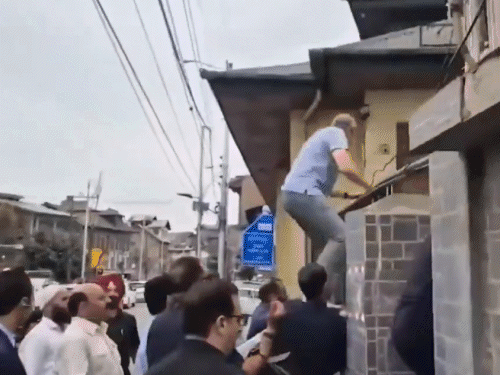 उमर अब्दुल्ला ने कब्रिस्तान की दीवार फांदी, फातिहा पढ़ा:महाराजा हरिसिंह के खिलाफ लड़ने वालों का शहीदी दिवस मनाया, LG ने रोक लगाई थी