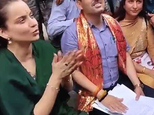 कंगना रनोट बोलीं- मुझे मुख्यमंत्री के काम न बताएं:समस्या लेकर पहुंचा बुजुर्ग बोला- आपके पास पावर; MP ने कहा- खट्‌टर से मिलवा दूंगी