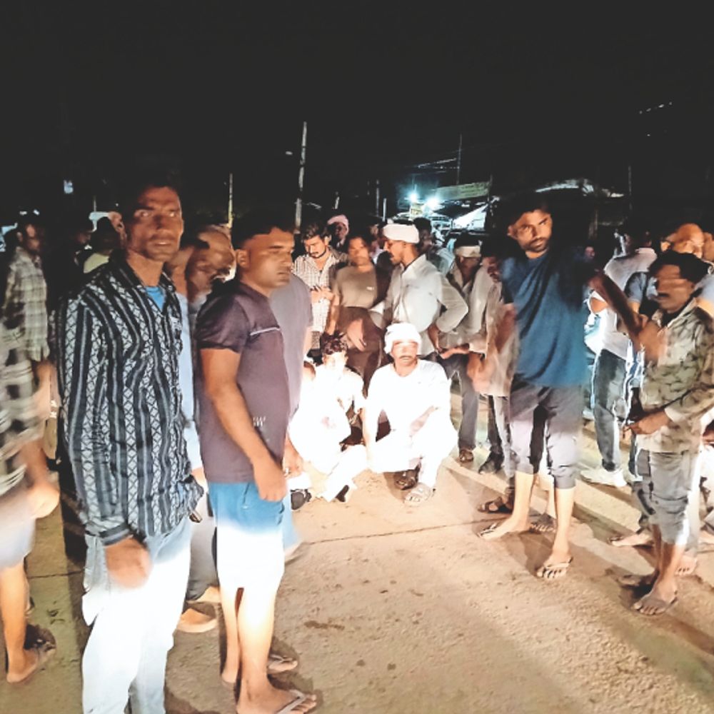 चिकसाना थाना क्षेत्र का मामला:उधार देने से मना किया तो दुकानदार युवक को पीटा, बचाने आए पिता के सिर में मारी गोली, मौत