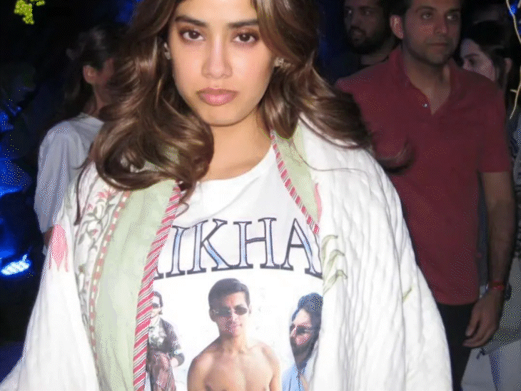 बॉयफ्रेंड की फोटो वाली टीशर्ट में नजर आईं जाह्नवी कपूर:शिखर पहाड़िया की अनदेखी फोटो को किया फ्लॉन्ट, दोनों लंबे समय से हैं साथ