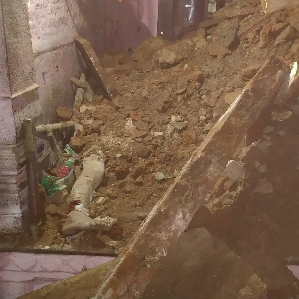 मलबे में दबने से व्यक्ति की मौत:आकाशीय बिजली गिरने से दो मंजिला छत ढही, कमरे में अकेला सो रहा व्यक्ति मलबे में दबा
