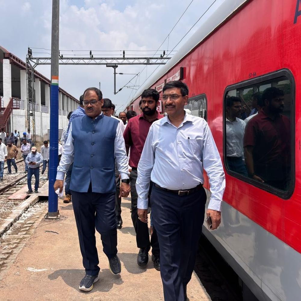 रेल संरक्षा आयुक्त ने किया कोचिंग शेड का निरीक्षण:सफेदाबाद तक विंडो ट्रेलिंग रूट की भी जांच
