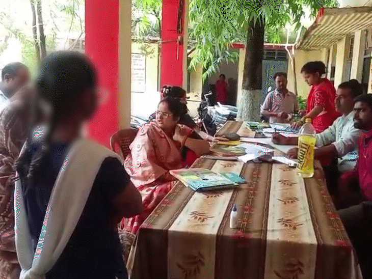 छात्रा बोली- प्रिंसिपल ने माथे का तिलक मिटवाया:कटनी में कहा- ये मंदिर या आश्रम नहीं, माता–पिता को बुलाकर टीसी ले जाना