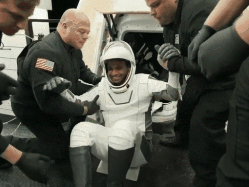 शुभांशु मुस्कराए, तब मां को सुकून मिला:मुट्‌ठी लहराकर वेलडन कहा, पृथ्वी पर कैसे बीतेंगे कुछ दिन; VIDEO में देखिए