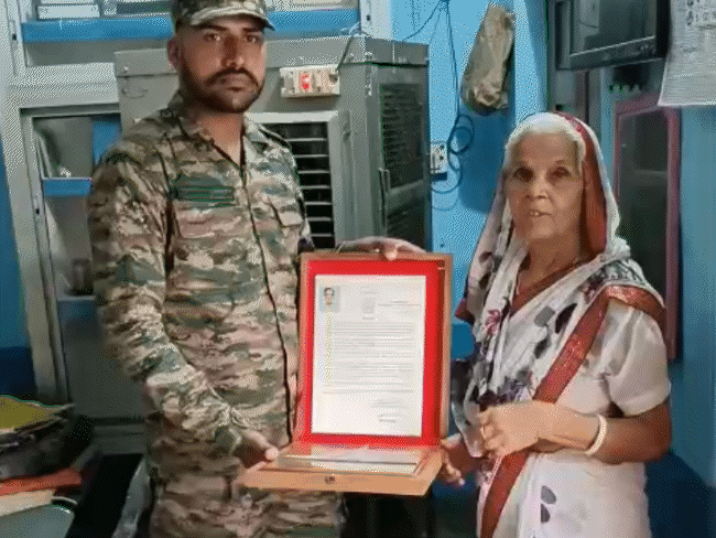 1971 जंग में शहीदों का बांग्लादेश ने अब किया सम्मान:भिंड में जवानों के घर पहुंची शील्ड, शेख हसीना की 7 साल पुरानी चिट्ठी भी आई