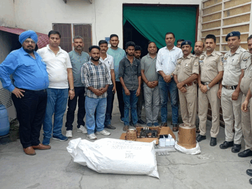 कांगड़ा में नकली दवा बनाने वाली फैक्ट्री का भंडाफोड़:देश भर में होती थी सप्लाई; कैप्सूल और प्रिंटिंग मशीन जब्त