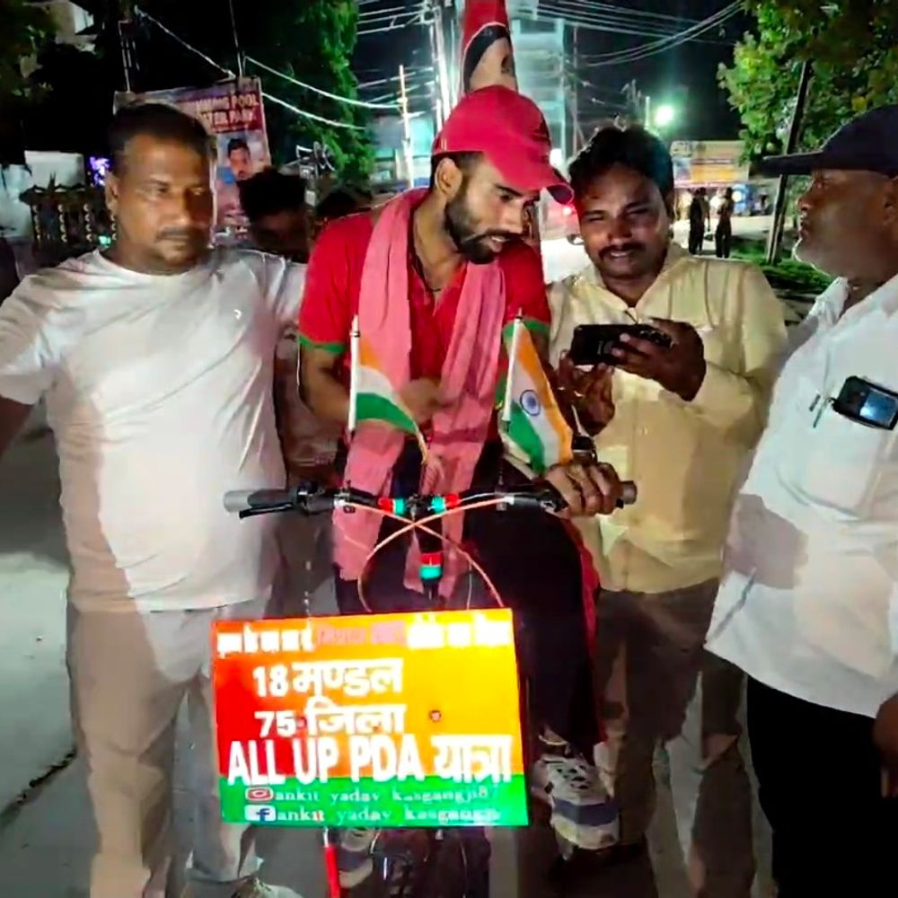 यूपी के 75 जिलों की साइकिल से यात्रा:कासगंज का युवक पीडीए के लिए रोज 60 किमी चला रहा साइकिल