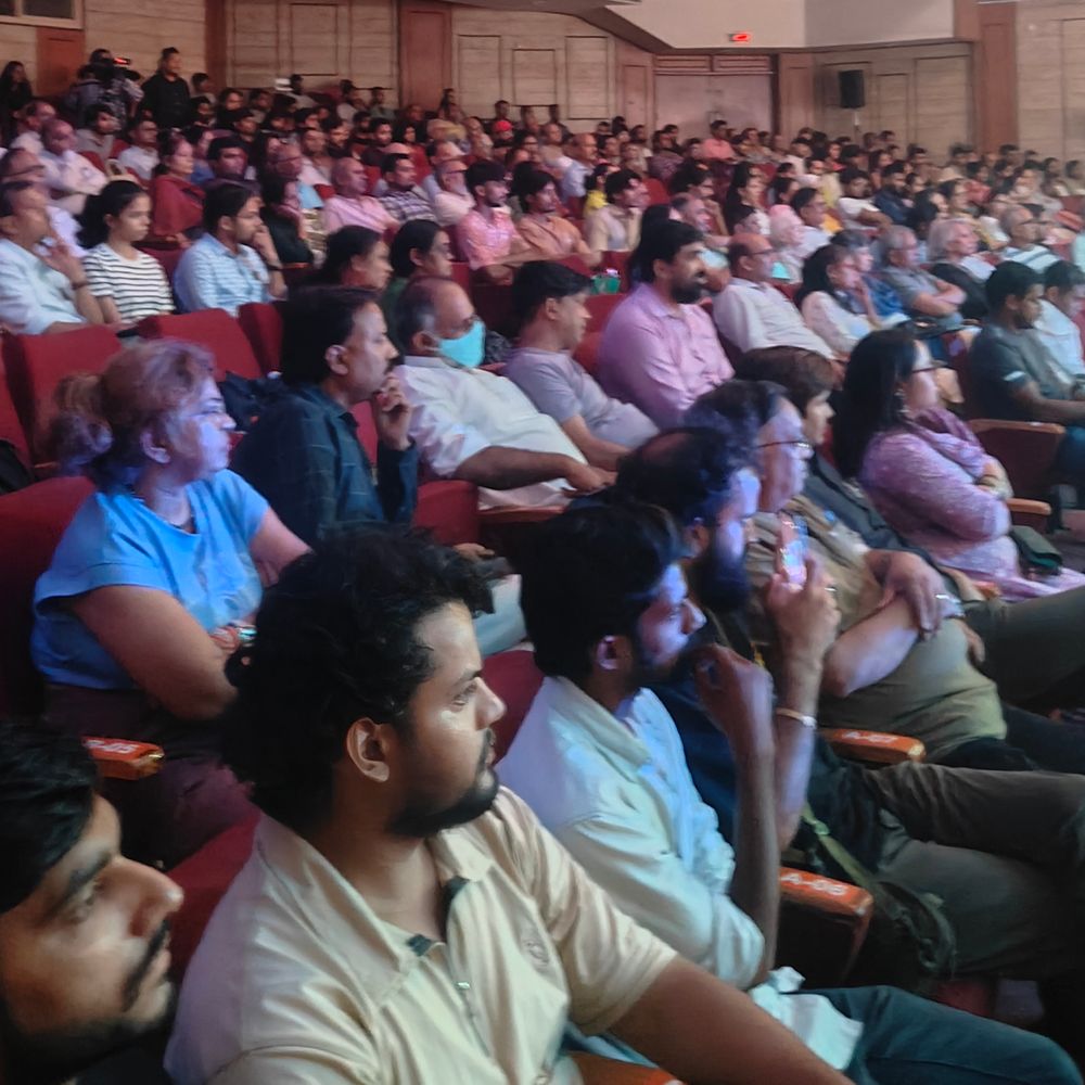 लखनऊ में मंचित हुआ मनोवैज्ञानिक नाटक:मकान नं. 7, मनाली में दिखी चिट फंड कंपनी मालिक की कहानी