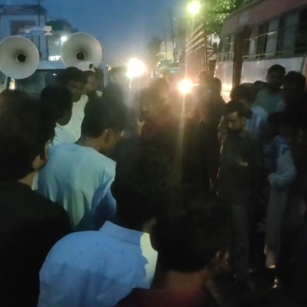 फतेहपुर में मंदिर से लौट रही महिला की मौत:नगर पालिका की गाड़ी ने कुचला, चालक मौके से फरार